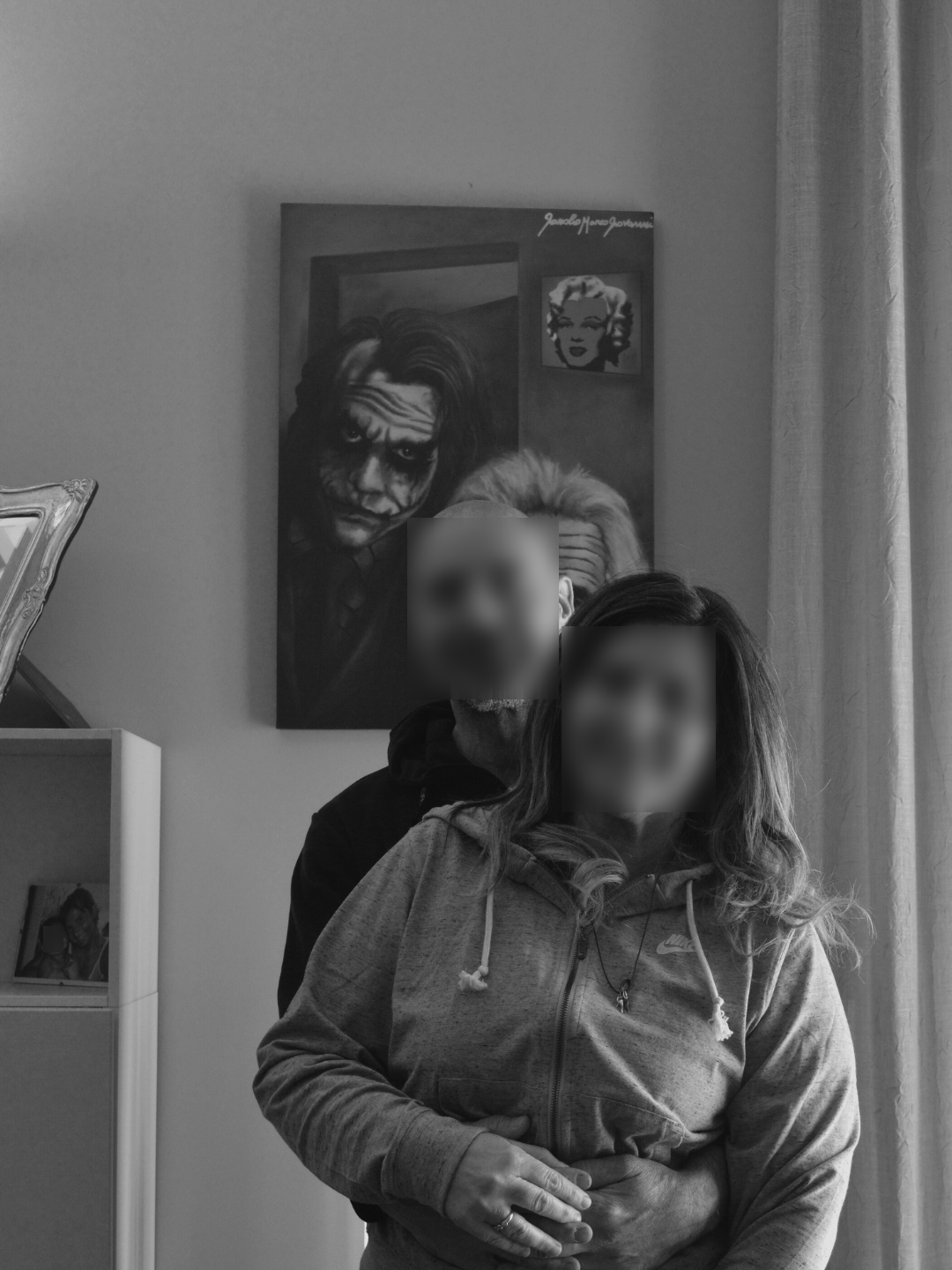 Matteo F., visage masqué, à côté d'une œuvre en noir et blanc de Gianolio