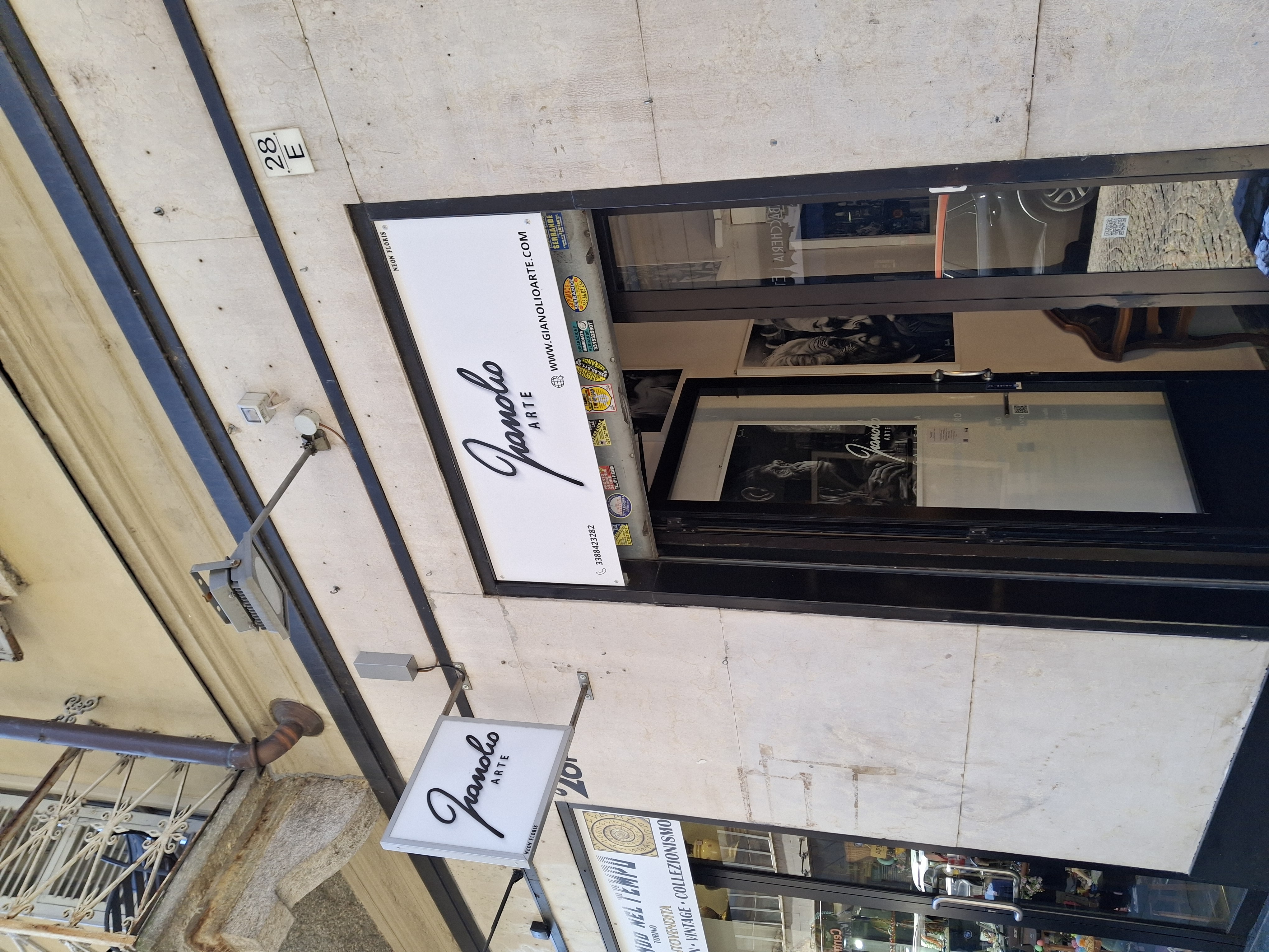 Interno Galleria GianolioArte — opere alle pareti